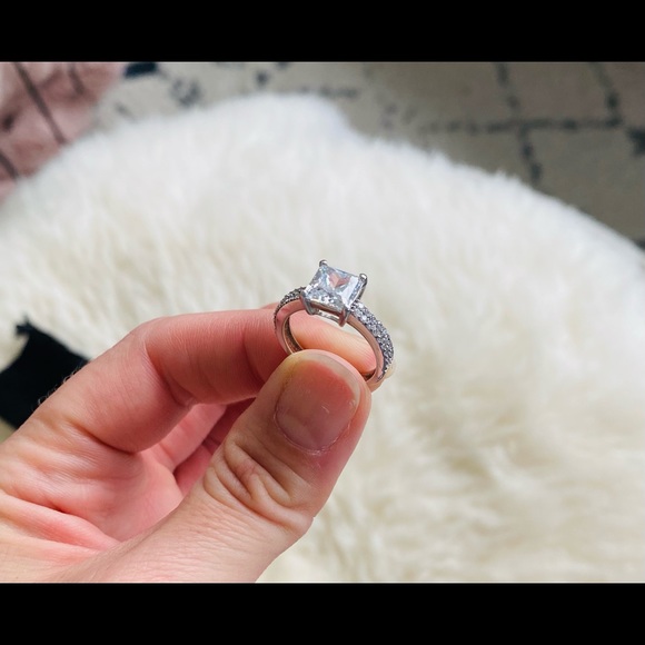 Engagement ring - Picture 3 of 4